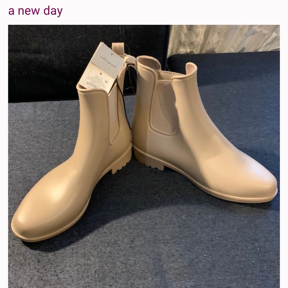 FUNCTIONAL & Great looking! Tan leather look rain ‘snow’ boots. New!